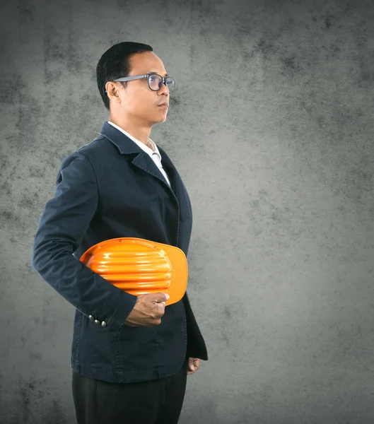 Retrato de auto conficência engenharia homem segurando segurança helme — Fotografia de Stock