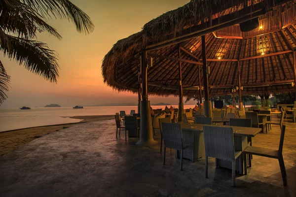 Bamboo hut på havet stranden mot vackra solen in sky — Stockfoto