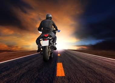 adam güzel Paz set gök karşı karayolu üzerinde motosiklet binme 