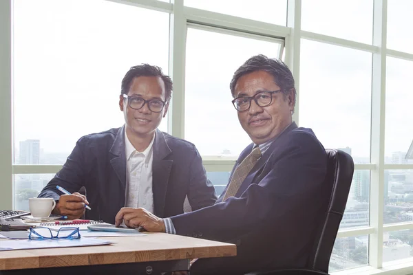 Parejas de hombres de negocios que trabajan en la mesa de trabajo de la oficina con smi — Foto de Stock