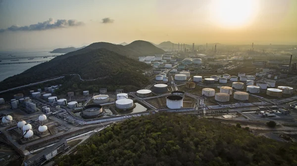 Luftaufnahme von Öltanklagern in der petrochemischen Schwerindustrie — Stockfoto