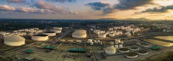 Flygfoto panoramautsikt över olja raffinaderiet ackumulatortank i tung — Stockfoto