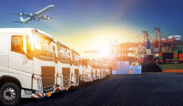 Container truck, fartyg i hamnen och frakt last flygplan i transpo — Stockfoto