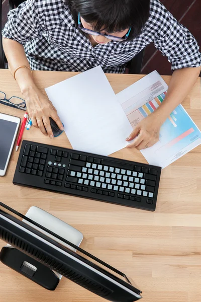 Bovenaanzicht van werkende vrouw computing tabel in office leven-thema — Stockfoto