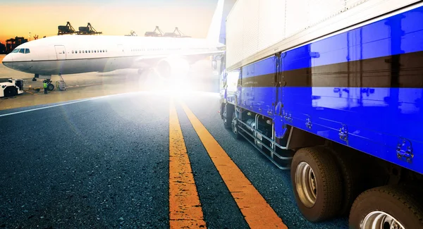 Truck van de container en schip in importeren, exporteren haven poort met lading — Stockfoto
