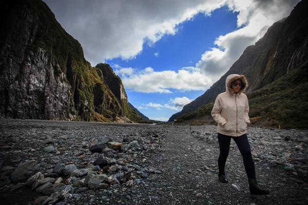 Ung resande kvinna gå i franz josef glacier trail viktig resa destination på Sydön Nya Zeeland — Stockfoto