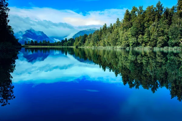 Odbicie malowniczą lake matheson Południowa Wyspa Nowej Zelandii — Zdjęcie stockowe