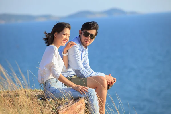 Retrato de asiático mais jovem homem e mulher relaxante férias no mar — Fotografia de Stock