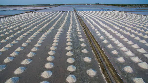 Pemandangan udara Tumpukan garam laut dalam garam asli menghasilkan pertanian membuat — Stok Foto