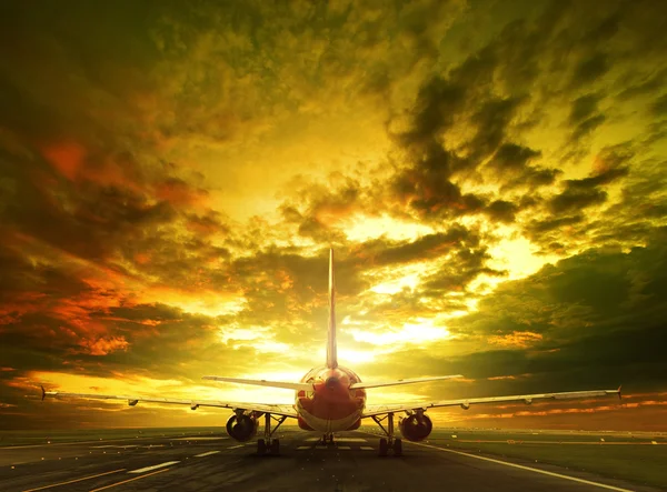 Avión de pasajeros listo para despegar en pistas de aeropuerto uso para tra — Foto de Stock