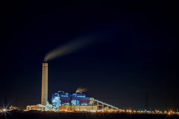 在夜景的重工业工厂 — 图库照片