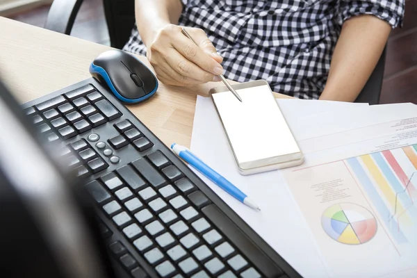 Mano de la mujer trabajadora con la pluma de escritura del teléfono inteligente en tocar s —  Fotos de Stock