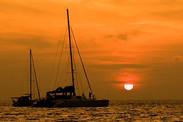 Beautiful natural scenic of sun set behind sailing boat — Stock Photo, Image
