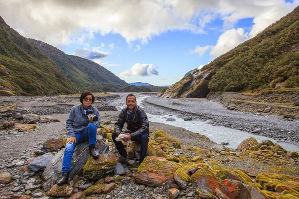 Casais de asiático viajante tirando uma fotografia em franz josef gla — Fotografia de Stock