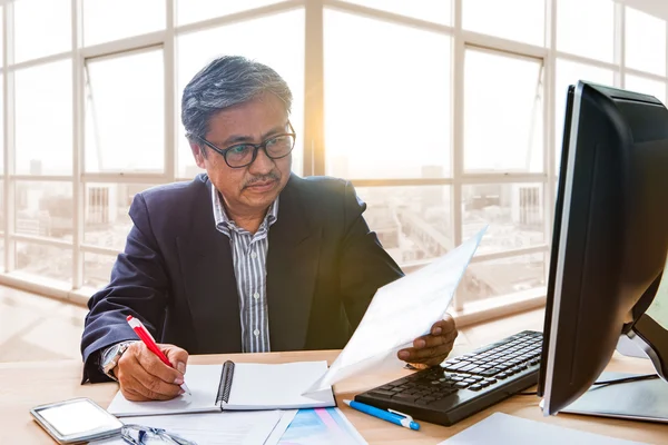 Senior hombre trabajo leyendo informe de negocio de papel en trabajo tabl —  Fotos de Stock