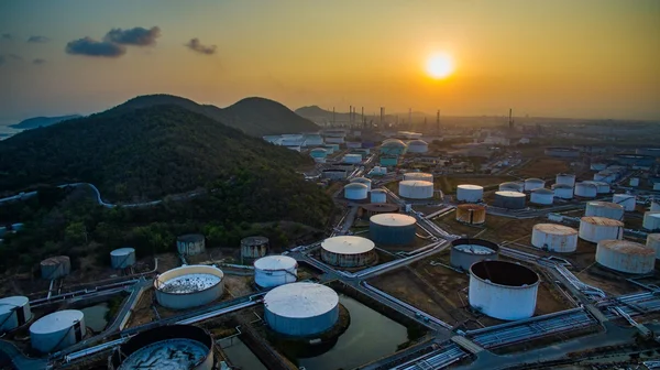 Luchtfoto van olie tankopslag in zware petrochemische industrie — Stockfoto