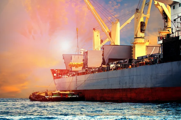 Schwimmendes Containerschiff belädt Reis und Nahrungsmittel in Stora — Stockfoto