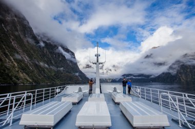 Milfordsound Yeni Zelanda-30 Ağustos: turist milfords çatı üzerinde