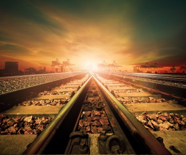 Demiryollarının kavşak izlemek tren istasyonu agains içinde güzel li