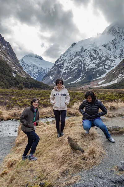 Milfordsound Nya Zeeland-August30: besökare på monkey creek taki — Stockfoto