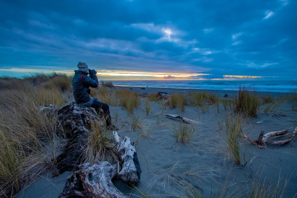 Uomo turistico scattare una fotografia sulla spiaggia di Hokitika sud dell'isola — Foto Stock