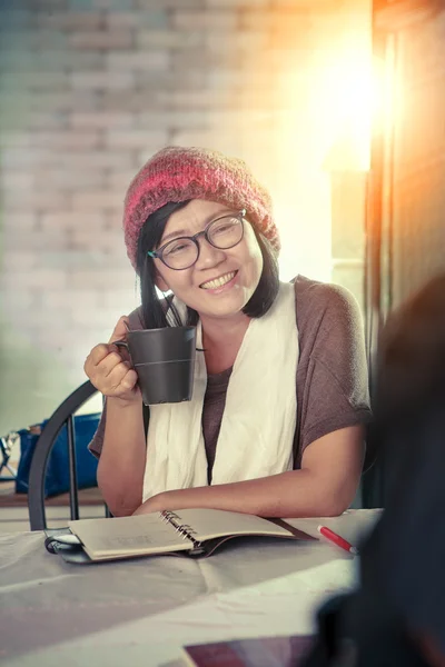 Aziatische vrouw toothy lachend gezicht met geluk emotie discussio — Stockfoto