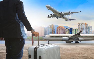 jet uçak pistleri ve kopya ile güzel esmer sky üzerinde uçan 
