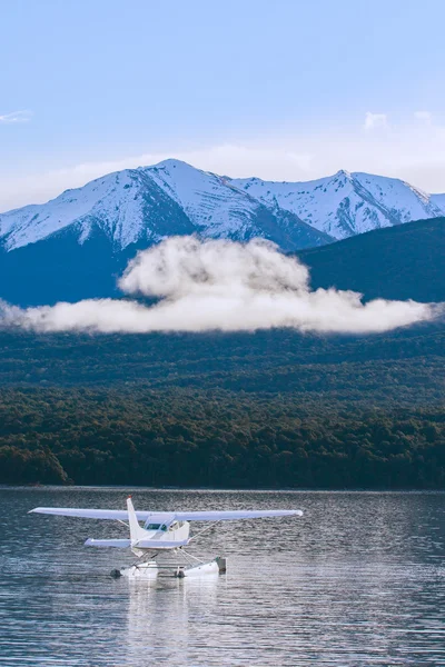 Wasserflugzeug schwimmt über Süßwassersee gegen schönen Mou — Stockfoto