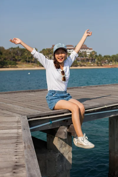 Asya genç kadın mutluluk duygu dest seyahat deniz yan — Stok fotoğraf