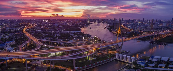 美丽的曼谷戏剧性的天空在普密蓬跨径的鸟瞰图 — 图库照片