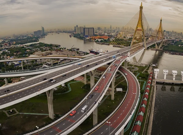 Vista aérea da ponte de bhumiphol que cruza o rio chaopraya importado — Fotografia de Stock