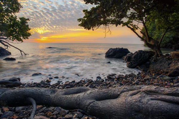 Slunce na obloze v provincii rayong východní Thajsko — Stock fotografie