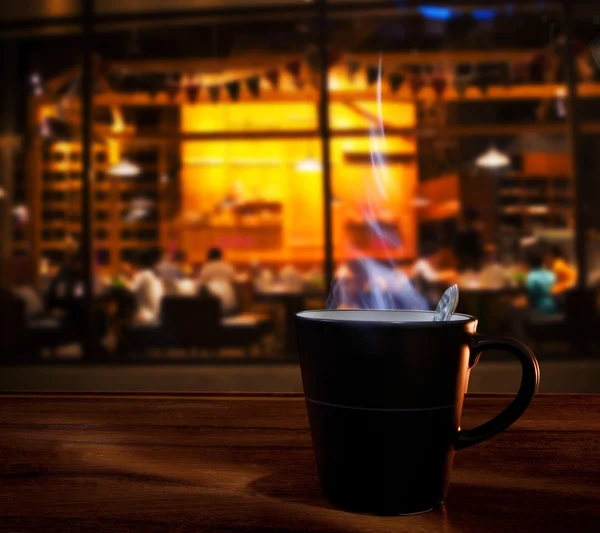 Tasse à café chaude sur table en bois — Photo