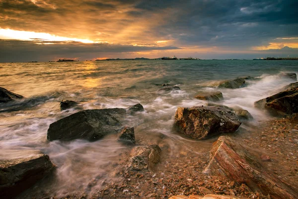 Krásné sluneční sady obloha na pobřeží moře v laem chabang chonburi východ — Stock fotografie