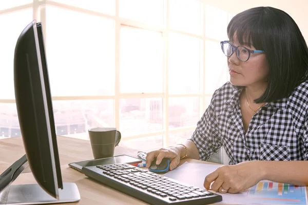 Pracovní žena práce na úřadu počítače a psaní zprávy — Stock fotografie
