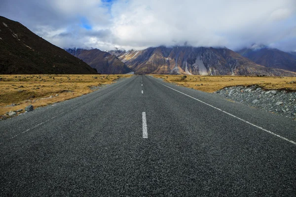 公路向奥拉基 mt.cook 国家公园南部岛屿，新 zealan — 图库照片