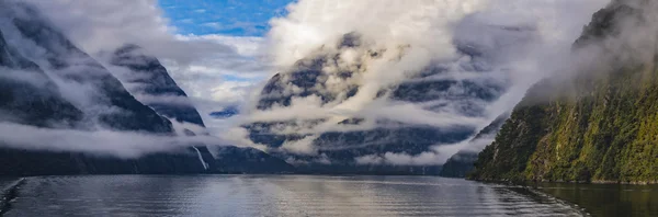 Szép ködös jelenet milfordsound fiordland nemzeti park, így — Stock Fotó