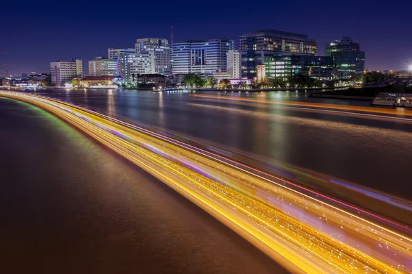 Lange blootstelling fotografie van siriraj hostipal en verlichting van bo — Stockfoto