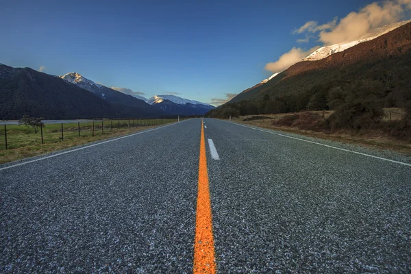 Autoroute dans le parc national en herbe Nouvelle-Zélande — Photo