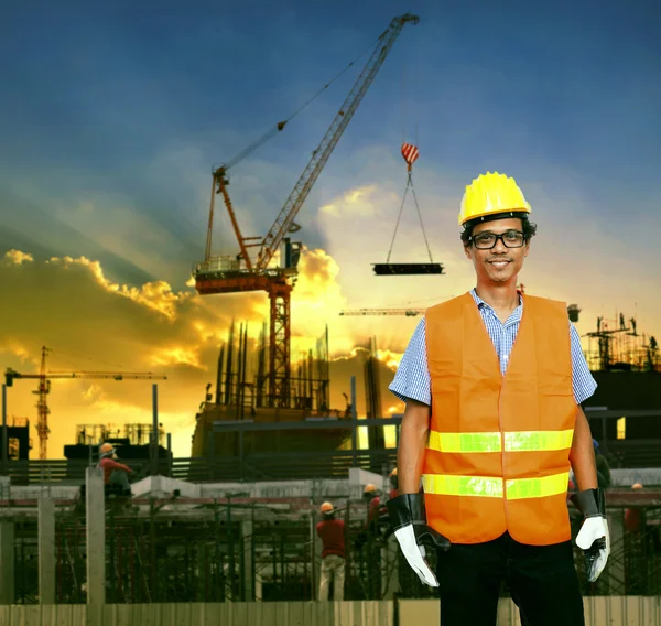 Asiático construcción sitio trabajador sonriendo cara y edificio constru — Foto de Stock