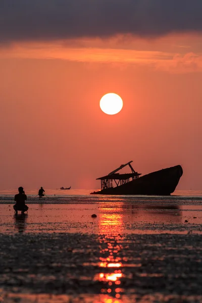 Naufragio barco, sol naciente cielo y fotógrafo en phuket tailandia — Foto de Stock