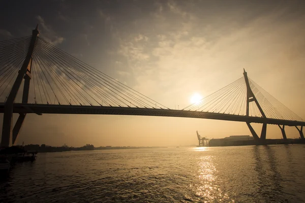 Slunce a obloha na bhumiphol most důležité dopravní a moder — Stock fotografie