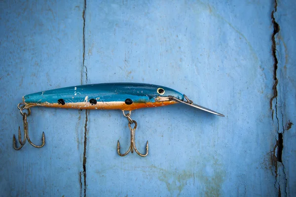 Vecchio richiamo di pesca su sfondo di legno blu — Foto Stock