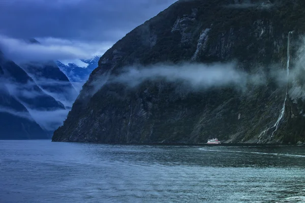 Milfordsound im fiordland nationalpark wichtig reiseland — Stockfoto