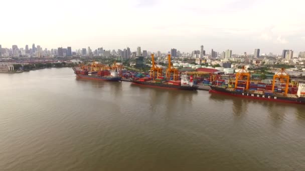 Bangkok Thailand - 19 juni: Flygfoto över bangkok port viktigt för stadstransport, import - export och fartyget logistic i hjärtat av thailand huvudstaden på 19 juni 2016 i bangkok thailand — Stockvideo