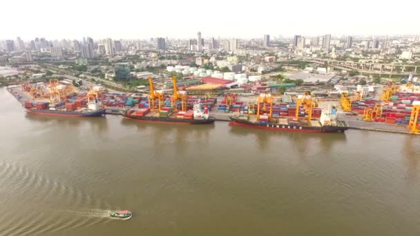 Bangkok Thailand - 19 juni: luchtfoto van van bangkok poort belangrijk voor stadsvervoer, import - export en vaartuig logistieke in hart van de hoofdstad van thailand op 19 juni 2016 in bangkok thailand — Stockvideo