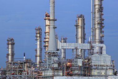 petrol rafinerisi boya Petrokimya gölgeli mavi gökyüzünde karşı indus