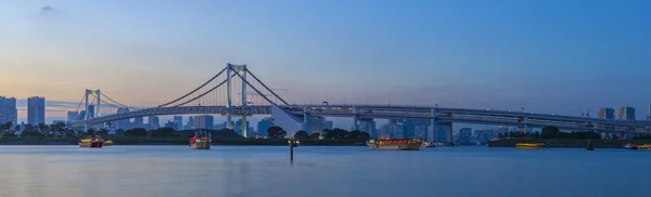 彩虹桥重要 landm 美丽的昏暗天空城市景观 — 图库照片