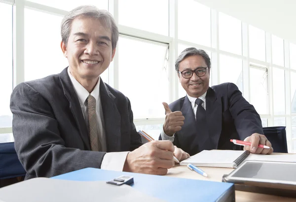 Due di asiatico affari uomo toothy sorridente faccia, relax in offic — Foto Stock