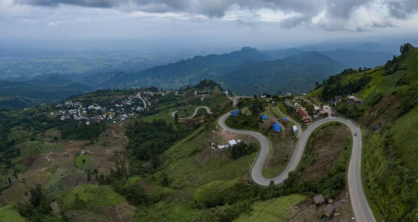 Letecký pohled na horské silnici do tubberk peak petchabun provincie — Stock fotografie